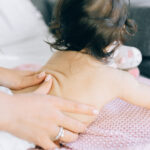 Photo d'un massage du dos d'un bébé pour Trait-d'union