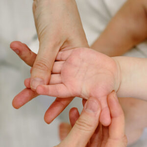 Photo du massage d'une main d'un bébé