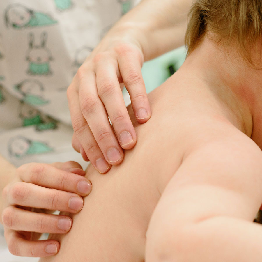 Photo massage de la colonne du bébé